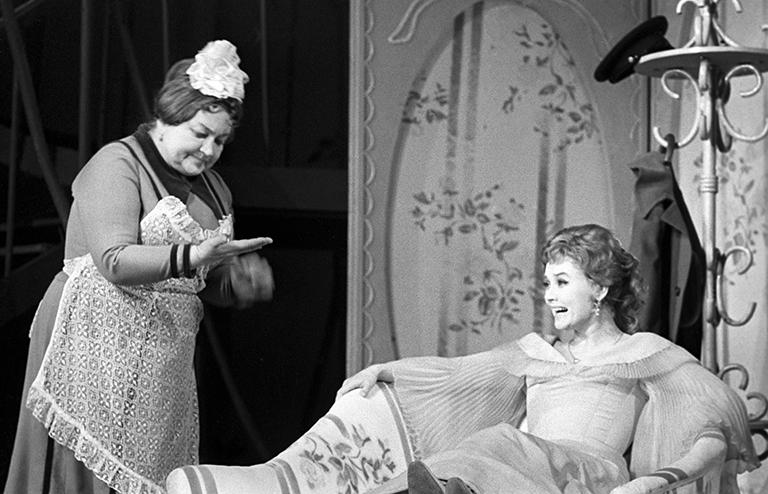 На фото: спектакль "Невольницы" по одноименной пьесе Александра Островского (режиссер Алексей Говорухо). Ольга Викландт в роли Марфы Севстьяновны (слева) и Вера Алентова в роли Евлалии Андреевны, 1966