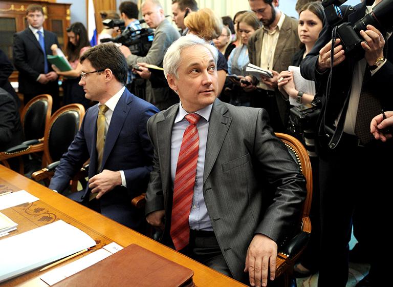 На фото: заместитель министра финансов России Александр Новак и заместитель министра экономического развития и торговли Андрей Белоусов (слева направо) перед началом совещания по вопросу «О работе Инвестиционного фонда», 2010