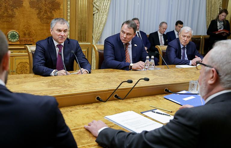 На фото: спикер Госдумы РФ Вячеслав Володин, вице-спикер Госдумы РФ Петр Толстой и председатель комитета Госдумы РФ по финансовому рынку Анатолий Аксаков (слева направо) во время встречи с председателем ПАСЕ П.Аграмунтом, 2017