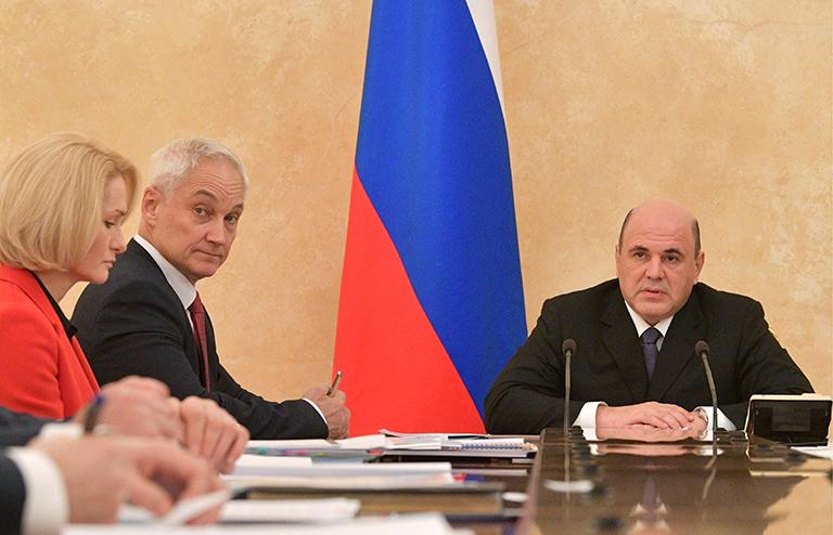 На фото: премьер-министр РФ Михаил Мишустин во время совещания с вице-премьерами РФ. Слева направо - вице-премьер РФ Виктория Абрамченко и первый вице-премьер РФ Андрей Белоусов