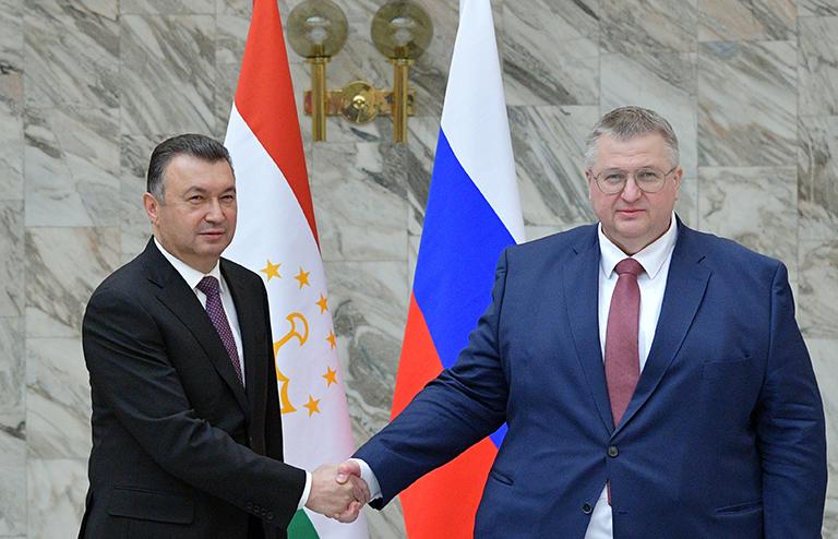 На фото: премьер-министр Республики Таджикистан Кохир Расулзода и вице-премьер РФ Алексей Оверчук (слева направо) на 17-м заседании Межправительственной комиссии по экономическому сотрудничеству