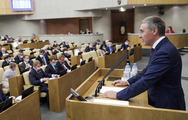 На фото: министр науки и высшего образования РФ Валерий Фальков выступает на пленарном заседании Государственной думы РФ