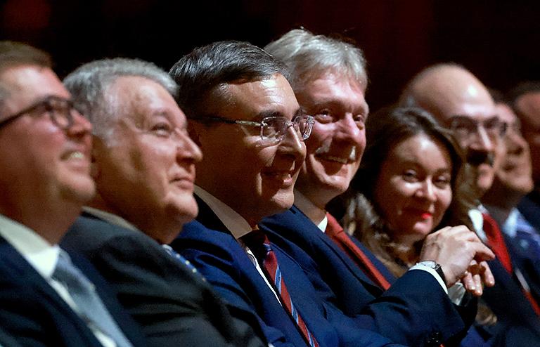 На фото: президент Национального исследовательского центра "Курчатовский институт" Михаил Ковальчук (второй слева), министр науки и высшего образования РФ Валерий Фальков (третий слева) и пресс-секретарь президента РФ Дмитрий Песков (четвертый слева)