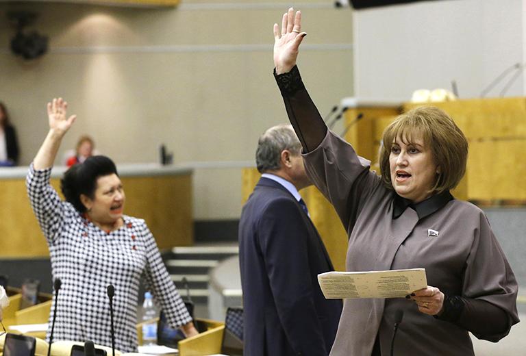 На фото: член комитета Госдумы РФ по бюджету и налогам Раиса Кармазина и член комитета Госдумы РФ по бюджету и налогам Вера Ганзя (слева направо) на пленарном заседании Государственной думы РФ, 2016 год