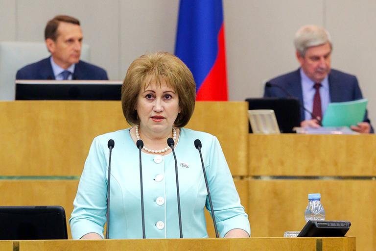 На фото: член комитета Госдумы РФ по бюджету и налогам Вера Ганзя (на первом плане), спикер Госдумы Сергей Нарышкин и первый вице-спикер Госдумы РФ Иван Мельников (слева направо на втором плане) на пленарном заседании Государственной думы РФ, 2016 год