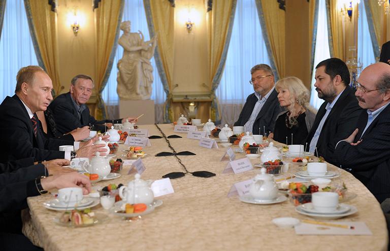 На фото: премьер-министр РФ Владимир Путин (слева) и писатели Валентин Распутин (слева на дальнем плане), Александр Кабаков, Сергей Лукьяненко и главный редактор "Литературной газеты" писатель Юрий Поляков (справа налево) и поэтесса, прозаик Олеся Николаева во время встречи, 2009