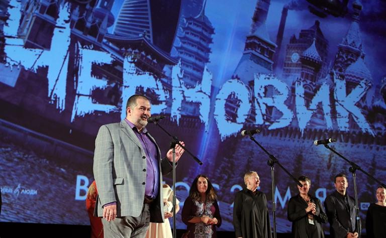 На фото: автор оригинального романа, писатель Сергей Лукьяненко (на первом плане) на премьере фильма "Черновик" режиссера Сергея Мокрицкого, 2018