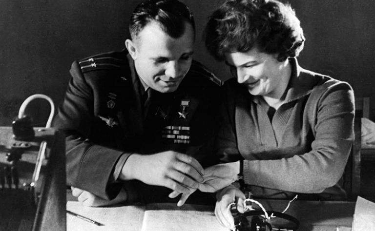 На фото: первый в мире космонавт, Герой Советского Союза, летчик-космонавт СССР Юрий Алексеевич Гагарин и член первого отряда космонавтов Валентина Владимировна Терешкова во время занятий по подготовке к полету в космос? 1963