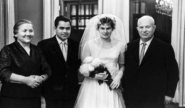 На фото: супруга Н. С. Хрущева Нина Петровна, жених Герой Советского Союза летчик-космонавт СССР Андриян Григорьевич Николаев, невеста Герой Советского Союза летчик-космонавт СССР Валентина Владимировна Терешкова и Первый секретарь ЦК КПСС, Председатель Совета министров СССР Никита Сергеевич Хрущев (слева направо) перед началом церемонии регистрации брака во Дворце бракосочетания на улице Грибоедова, 1963