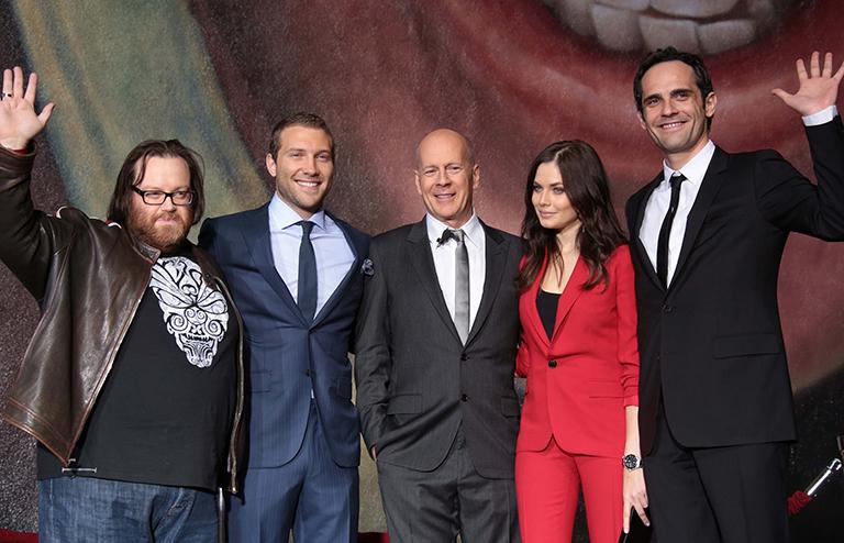 На фото: Джон Мур, актер Джай Кортни, актер Брюс Уилисс, актриса Юлия Снигирь, актер Раша Буквич на фотосессии "Крепкий орешек", проходившей в студии 20th Century Studios, Лос-Анджелес, 2013