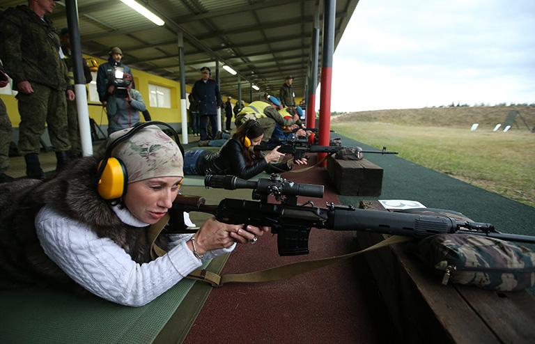 На фото: телеведущая Роза Сябитова во время военно-патриотической акции "Первый в армии", 2018
