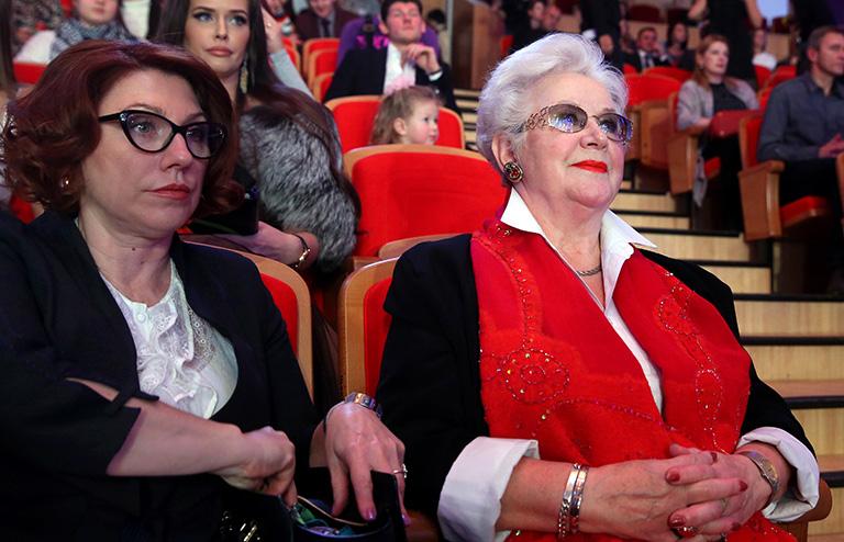 На фото: телеведущие Роза Сябитова и Анна Шатилова (слева направо) на конкурсе "Краса России" , 2014