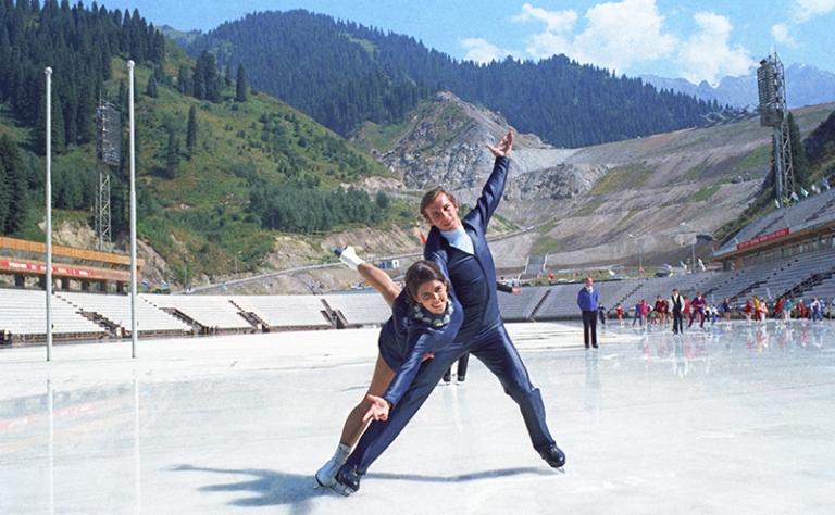 На фото: фигуристы Ирина Роднина и Александр Зайцев, 1973 год.