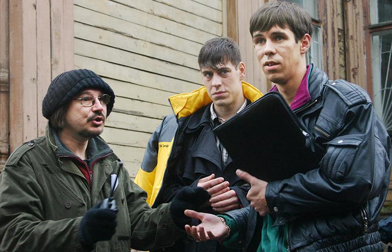 На офто: режиссер фильма &laquo;Жмурки&raquo; Алексей Балабанов, актеры Дмитрий Дюжев и Алексей Панин (слева направо) на съемках фильма, которые проходят в центре города, 2004