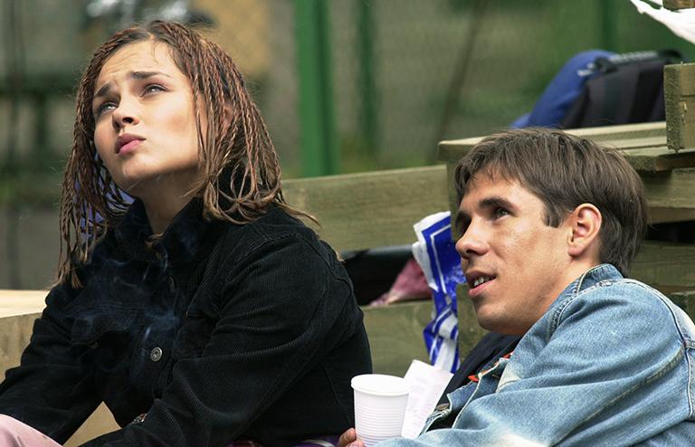 На фото: киноактеры Любовь Зайцева и Алексей Панин (на снимке слева направо) - исполнители главных ролей в картине &laquo;Четыре таксиста и собака&raquo; на съемочной площадке, 2003