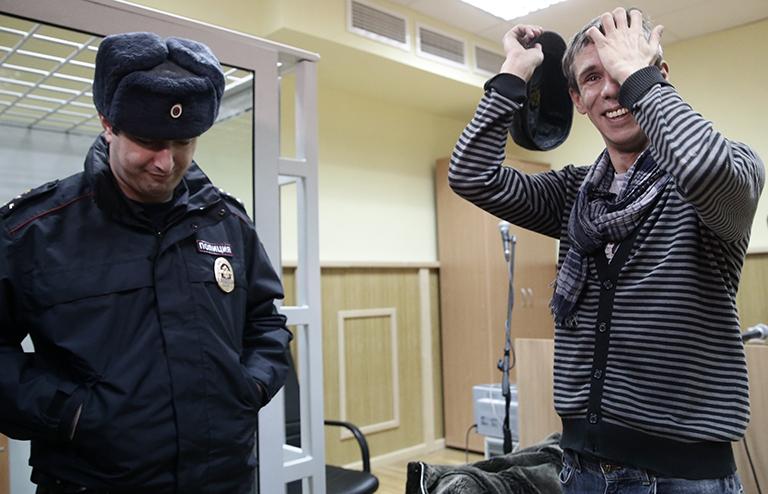 На фото: актер Алексей Панин (справа), задержанный за нарушение общественного порядка и неповиновение представителям власти, по окончании заседания Ленинского районного суда. А.Панин несколько дней дежурил у здания вокзала Новый Петергоф, где находились его бывшая супруга Юлия Юдинцева и дочь Анна, 2015