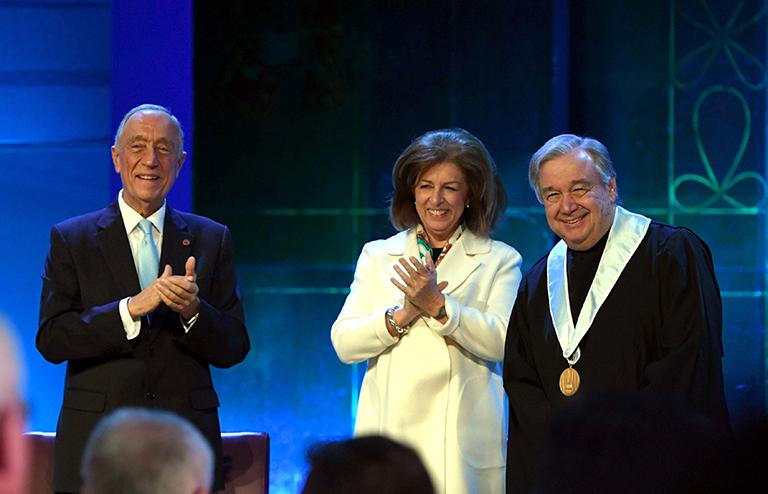 На фото: генеральный секретарь Организации Объединенных Наций Антониу Гутерриш (справа) и его жена Катарина Ваз Пинту во время церемонии в Лиссабонском университете, в Лиссабоне, столице Португалии, 19 февраля 2018 г. 