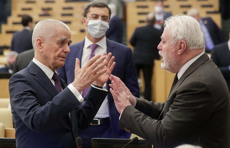 На фото: первый заместитель председателя комитета Госдумы РФ по образованию Геннадий Онищенко и первый заместитель председателя комитета Госдумы РФ по финансовому рынку Игорь Дивинский (слева направо) на пленарном заседании Государственной думы РФ, 2020