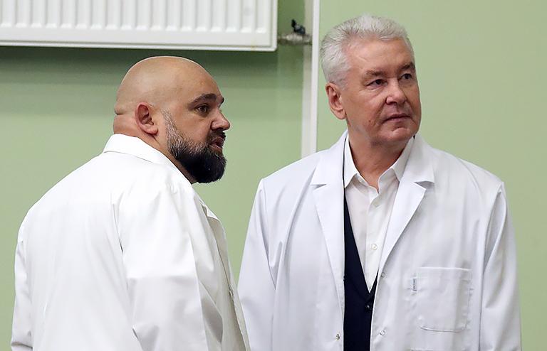 На фото: главный врач ГКБ №7 Денис Проценко и мэр Москвы Сергей Собянин (слева направо) во время посещения Городской клинической больницы №7 имени С.С.Юдина, 017
