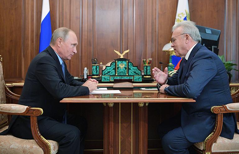 На фото: президент РФ Владимир Путин и председатель Законодательного собрания Красноярского края Александр Усс, назначенный временно исполняющим обязанности губернатора Красноярского края, (слева направо) во время встречи, 2017