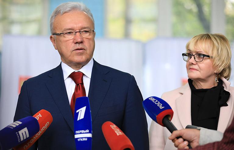 На фото: временно исполняющий обязанности губернатора Красноярского края Александр Усс с супругой Людмилой на избирательном участке в единый день голосования, 2018