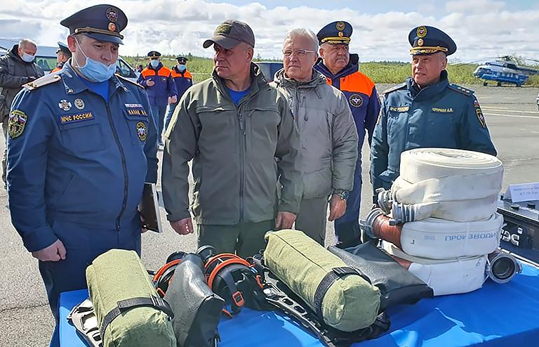 На фото: министр по чрезвычайным ситуациям РФ Евгений Зиничев (второй слева) и губернатор Красноярского края Александр Усс (в центре) во время посещения полигона хранения загрязненного грунта на территории ТЭЦ-3, 2020