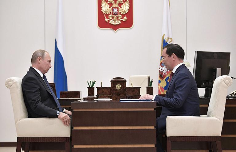 На фото: президент РФ Владимир Путин и временно исполняющий обязанности главы Республики Саха (Якутия) Айсен Николаев (слева направо) во время встречи в Ново-Огарево, 2018
