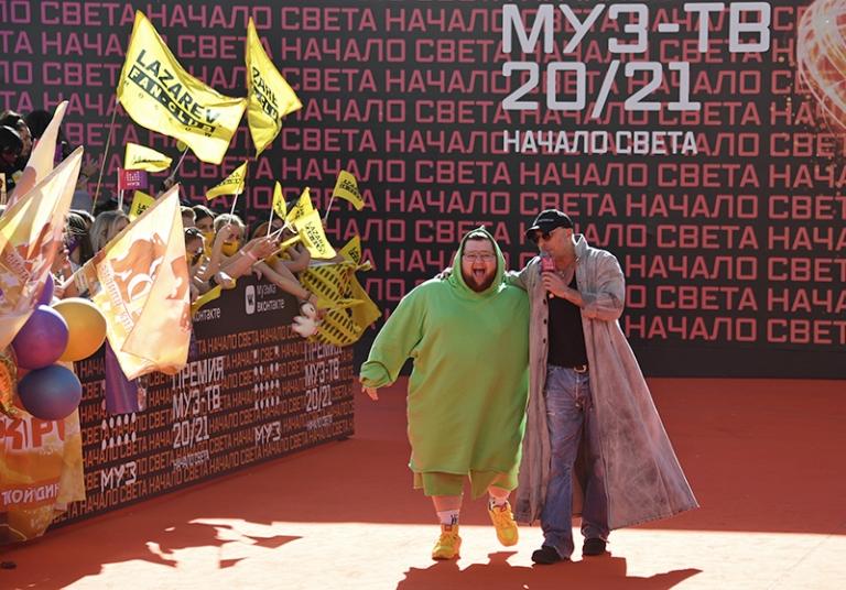 На фото: актер и танцор Дмитрий Красилов и ведущий Дмитрий Нагиев (справа) перед церемонией вручения ежегодной национальной телевизионной премии в области популярной музыки "МУЗ-ТВ 20/21". Начало света` во Дворце спорта "Мегаспорт", 2021 год