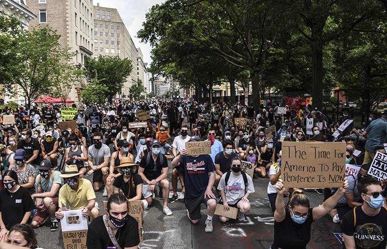 На фото: тысячи протестующих на митинге в Манчестере в связи с убийством Джорджа Флойда