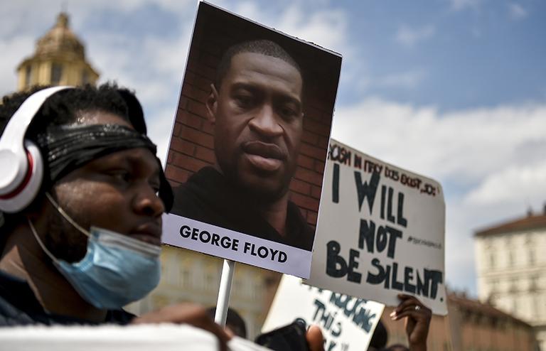 На фото: фотография Джорджа Флойда на флешмобе "Я не могу дышать" в память о Джордже Флойде