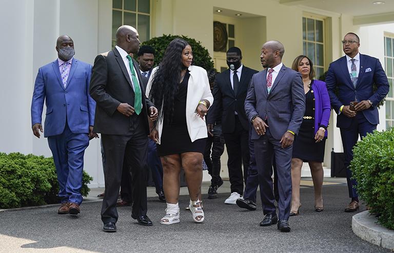 На фото: семья погибшего после задержания полицией афроамериканца Джорджа Флойда после встречи с президентом США Джо Байденом в Белом доме