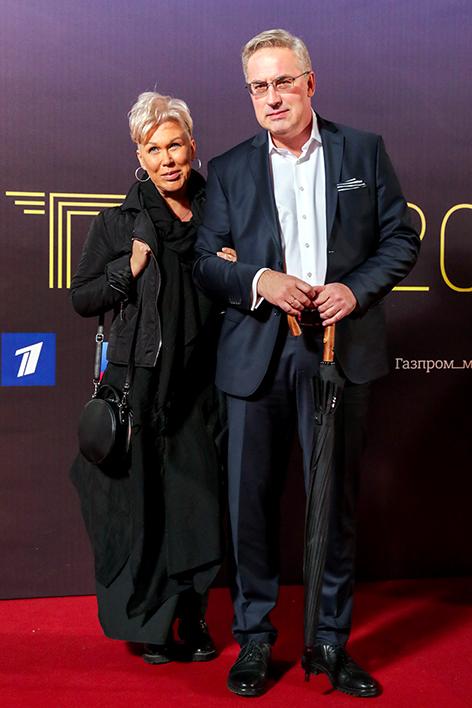 На фото: телеведущий Андрей Норкин и его супруга Юлия перед началом церемонии вручения премии "ТЭФИ - 2019" в номинации "Вечерний прайм" в Московском театре мюзикла, 2019 год