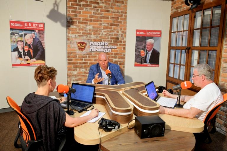 На фото: ведущие Андрей, Юлия Норкины и первый заместитель председателя комитета Госдумы по экологии и охране окружающей среды Николай Валуев (в центре) в редакции `Комсомольской правды`, 2019 год.