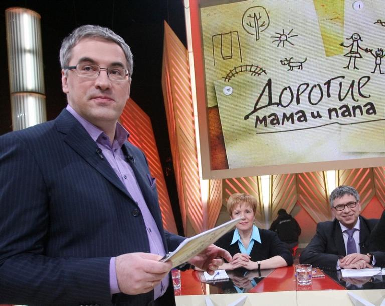 На фото: телеведущий Андрей Норкин (слева) на съемках телепередачи &laquo;Дорогие мама и папа&raquo; на ТРК &laquo;Петербург-5 канал&raquo;, 2010 год.