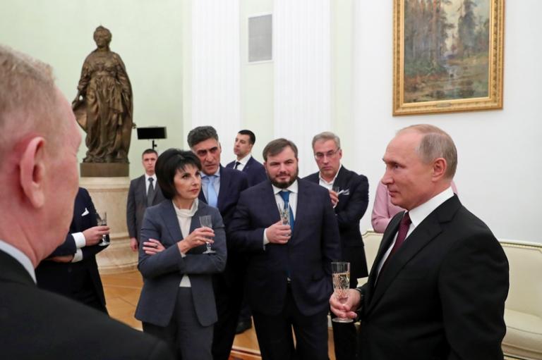 На фото: президент РФ Владимир Путин (справа) во время встречи с руководством и журналистами телеканала НТВ, который празднует 25-летие, в Кремле. Слева направо - главный редактор главной редакции информационно-аналитических программ телекомпании НТВ Татьяна Миткова, режиссер Тигран Кеосаян, генеральный продюсер телеканала НТВ Тимур Вайнштейн и телеведущий Андрей Норкин, 2018 год.