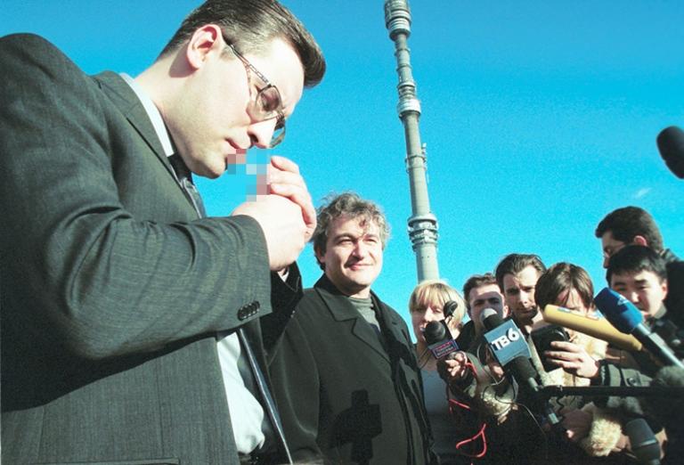 Журналисты телекомпании НТВ во время проведения у телецентра Останкино митинга протеста против решения состоявшегося внеочередного собрания акционеров телекомпании НТВ. На нем был избран новый состав совета директоров телекомпании НТВ. На фото: телеведущие Андрей Норкин (слева) и Дмитрий Дибров на митинге, Москва, 1991 год.