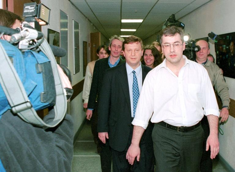 На фото: избранный председателем совета директоров НТВ Альфред Кох приехал в телецентр "Останкино" для встречи с коллективом телекомпании НТВ. На первом плане - ведущий информационных программ НТВ Андрей Норкин, Москва, 1991 год.