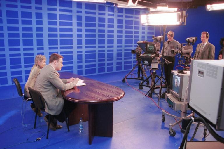 На телеканале ТНТ вышел блок новостей, которые вел журналист НТВ Андрей Норкин. Около 40 сотрудников НТВ подали заявления об уходе из компании и, как стало известно, подали заявления о приеме на работу в телекомпанию ТНТ, входящую в холдинг "Медиа-Мост". На снимке: в эфирной студии ТНТ Андрей Норкин и журналистка Мария Слоним, Москва, 2001 год.