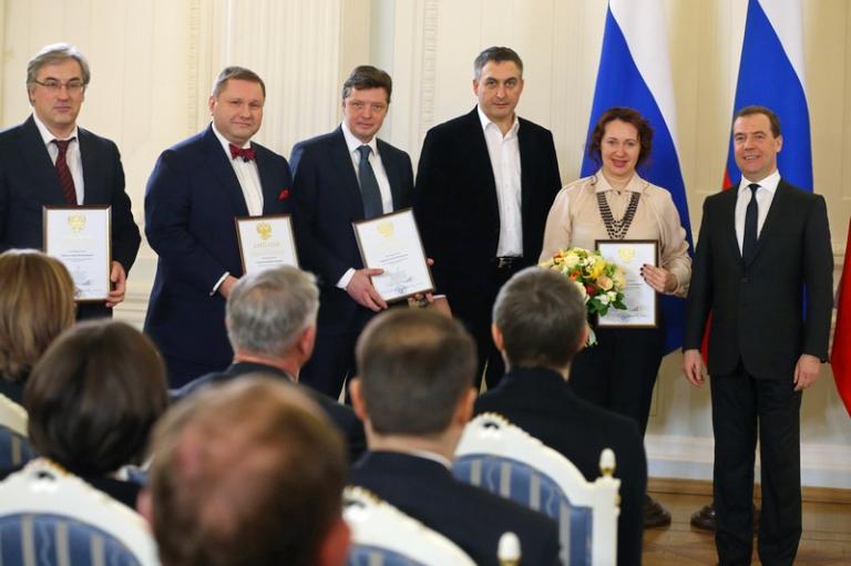 На фото: премьер-министр России Дмитрий Медведев (справа) во время вручения премии правительства в области СМИ за 2013 год за организацию вещания радиостанции "Коммерсант FM". Слева направо - ведущий программы редакции "Радио" ЗАО "Коммерсант. Издательский Дом" Андрей Норкин, бывшие сотрудники редакции "Радио" ЗАО "Коммерсант. Издательский Дом" Константин Эггерт, Алексей Воробьев, Дмитрий Солопов, вице-президент по радио ЗАО "Коммерсант. Издательский Дом" Мария Комарова, 2014 год.