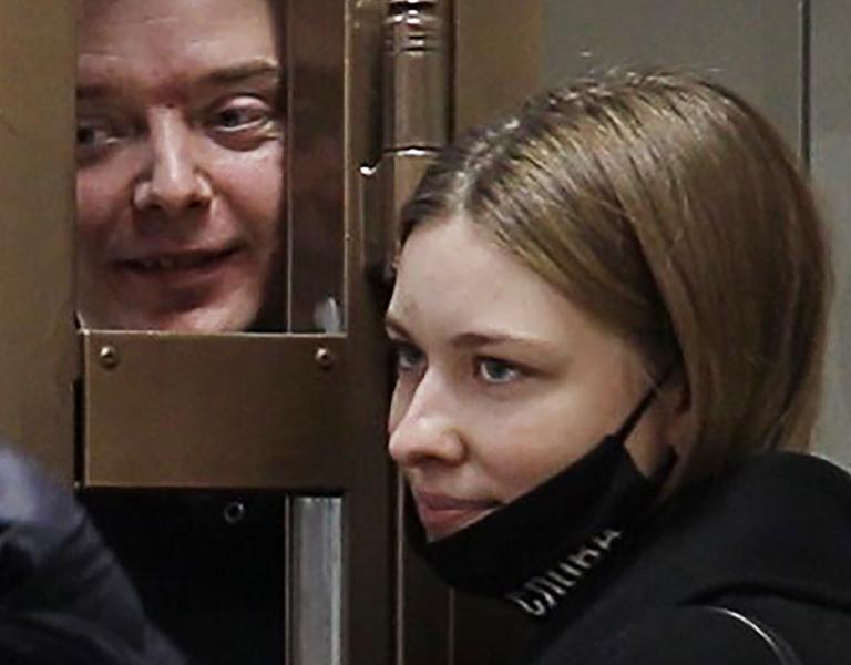 На фото: советник генерального директора Роскосмоса по информационной политике Иван Сафронов, обвиняемый в государственной измене, и его невеста Ксения Миронова 