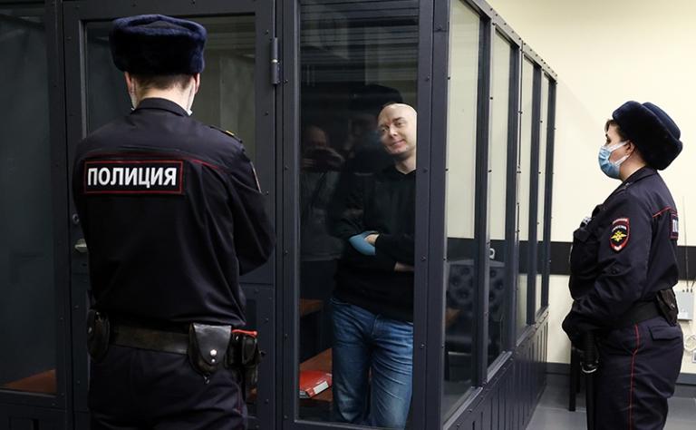 На фото: советник генерального директора Роскосмоса по информационной политике, бывший корреспондент газет "Коммерсант" и "Ведомости" Иван Сафронов (в центре), обвиняемый в государственной измене