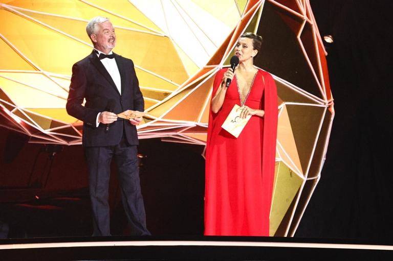 На фото: ведущие Валдис Пельш и Регина Тодоренко во время юбилейной 30-й церемонией вручения Национальной музыкальной премии &ldquo;Золотой Граммофон&rdquo; в ВТБ Арене, 2025 год.