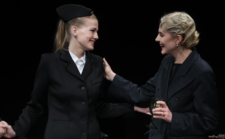 На фото: актрисы Софья Эрнст и Рената Литвинова (слева направо) в спектакле "Северный ветер", поставленном Ренатой Литвиновой по своей пьесе в Московском художественном театре имени А. П. Чехова. 