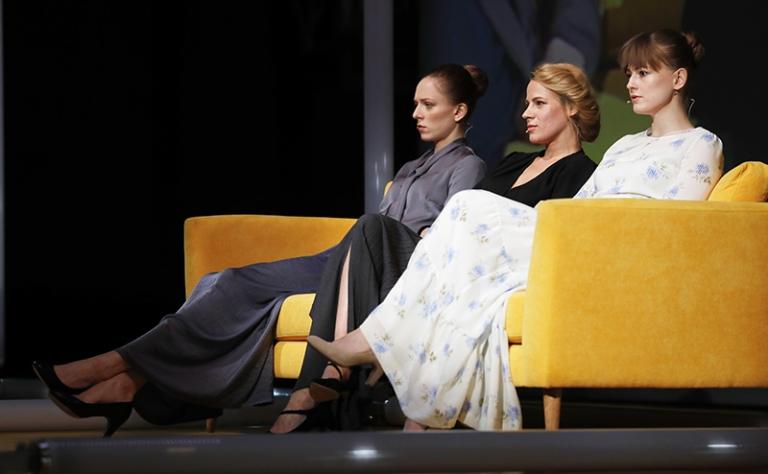 На фото: актрисы Александра Виноградова (Мария), Александра Ребенок (Ольга) и Софья Эрнст (Ирина) (слева направо) в спектакле "Три сестры" режиссера Константина Богомолова 
