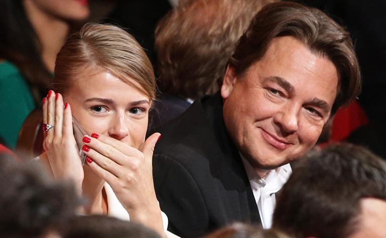 На фото: Генеральный директор Первого канала Константин Эрнст и Софья Заика,2014 год.