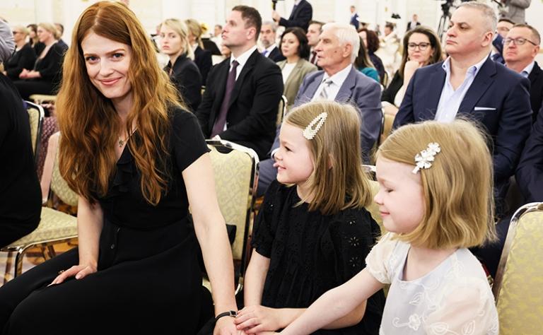 На фото: актриса Софья Эрнст и ее дети 