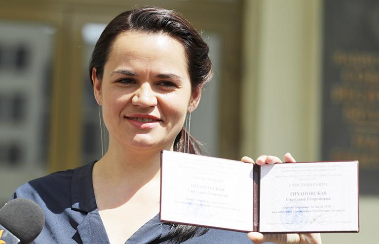 На фото: кандидат в президенты Белоруссии Светлана Тихановская после заседания ЦИК Белоруссии по вопросу регистрации кандидатов на президентские выборы