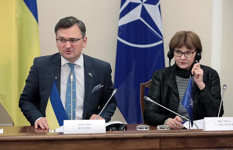 На фото: заместитель премьер-министра Украины по вопросам европейской и евроатлантической интеграции Дмитрий Кулеба и помощник Генерального секретаря НАТО по политическим вопросам и политике безопасности Беттина Каденбах принимают участие в заседании Комиссии по координации евроатлантической интеграции Украины