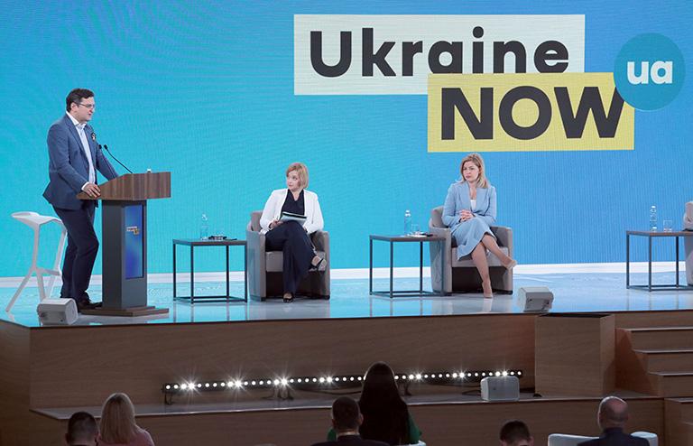 На фото: министр иностранных дел Украины Дмитрий Кулеба (слева) выступает с речью в присутствии исполнительного директора Ялтинской европейской стратегии