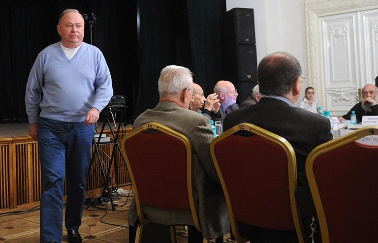 На фото: телеведущий Андрей Караулов (слева) на заседании, посвященном обсуждению претензии В.Жириновского к его программе &laquo;Момент истины&raquo; на телеканале ТВЦ, в Доме журналиста, 2010